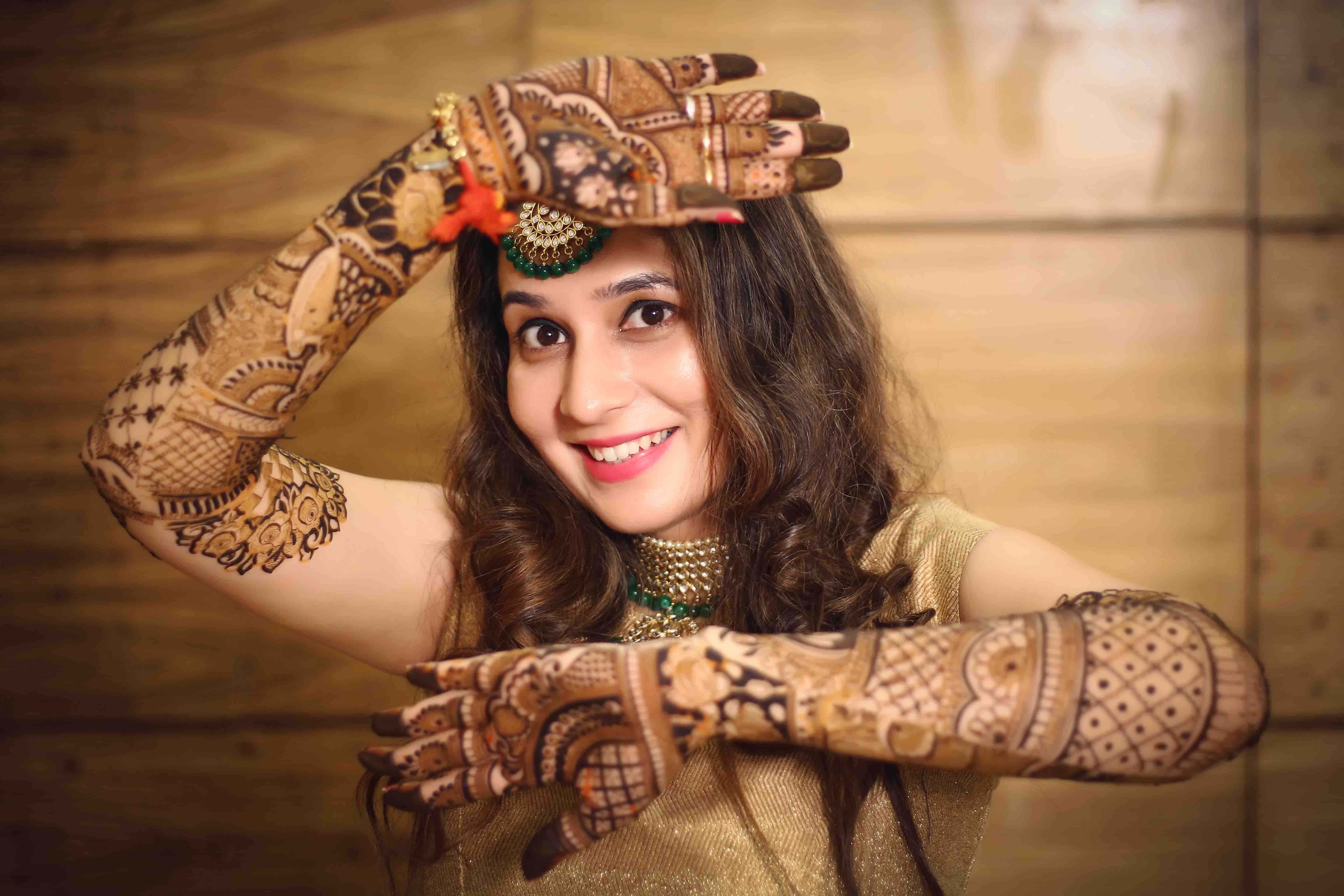 Currently adoring Rachna's gorgeous mehendi pictures featuring stunning  makeup, intricate mehendi, pretty floral jewellery and that… | Instagram
